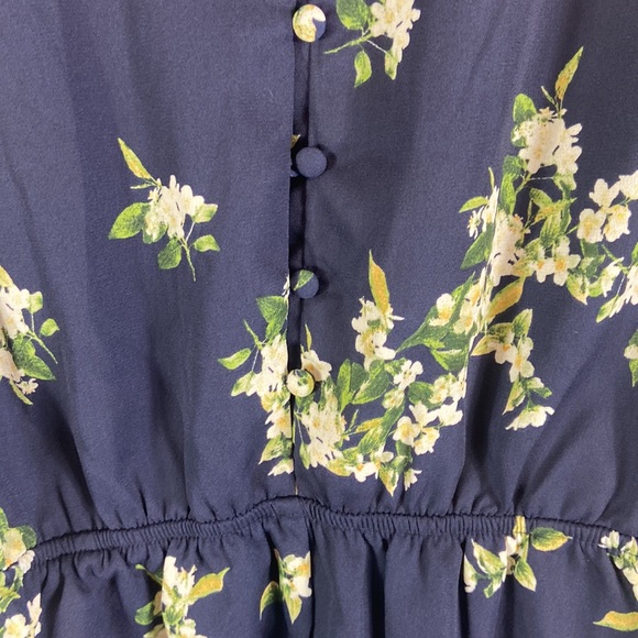 Cupcakes and Cashmere Bell Sleeve Floral Romper - Picture 6 of 10